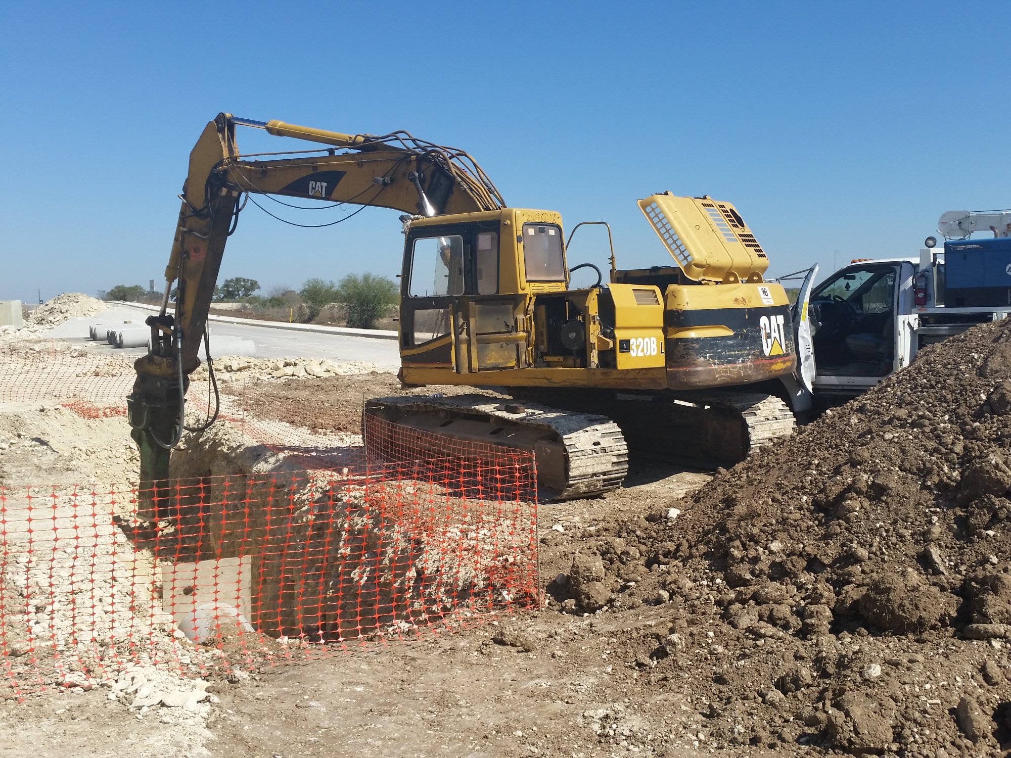 CAT 320B excavator hydraulic rock breaker San Antonio Texas construction site repair A.L. Boeck and Co.